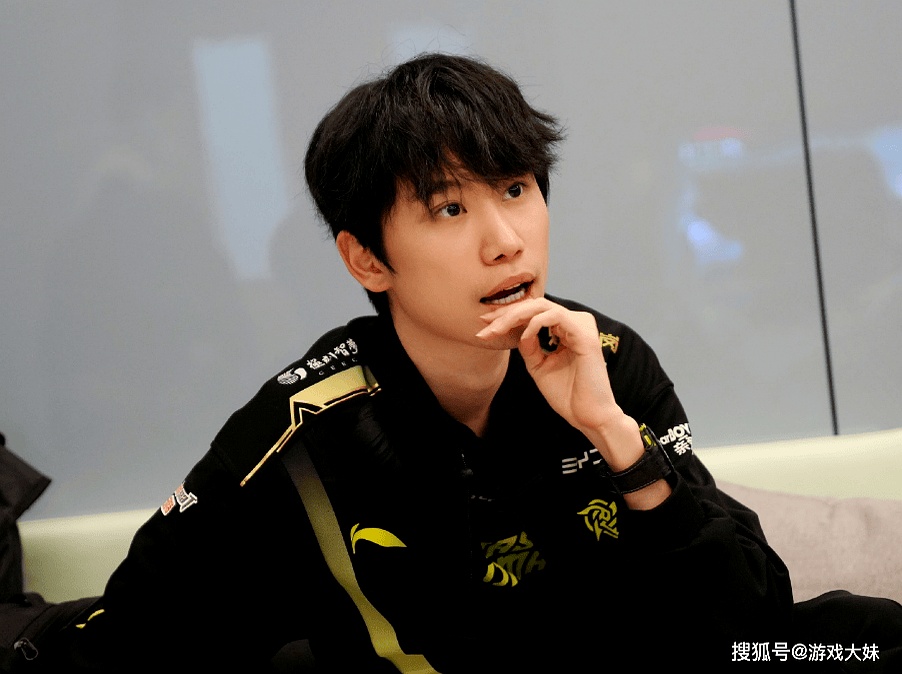 黑白体育-Rookie焦点对战，Doinb与50激战法国队分钟，爆冷胜负难料！