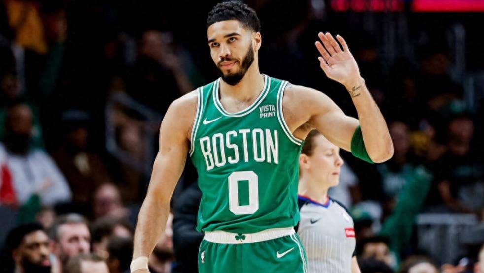 黑白体育-包含塔图姆连续五场比赛得分超过挺进下一轮，美国队挑战极限！的词条